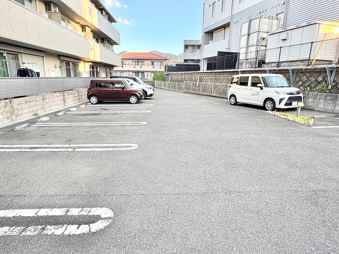 物件外観写真3　(駐車場)