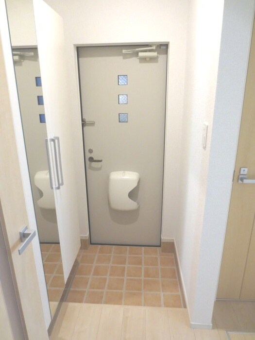 物件内観写真4　(玄関)