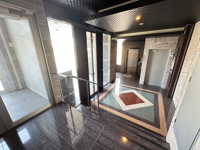 物件外観写真4　(エントランス部分)