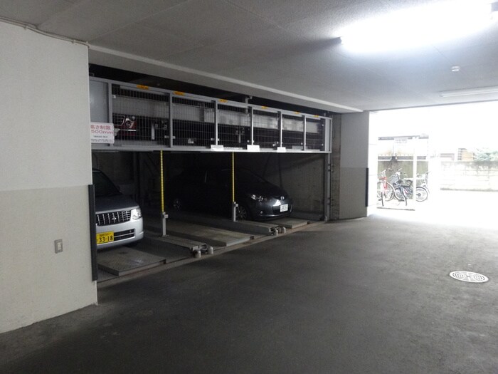 物件外観写真4　(駐車場)