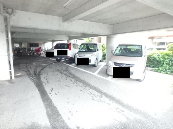 物件外観写真2　(駐車場)