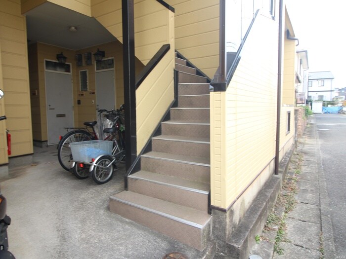 物件外観写真3　(エントランス部分)