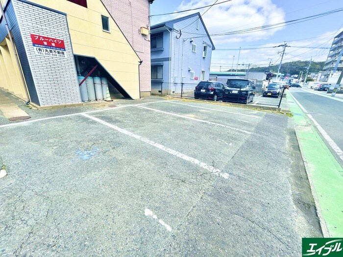 物件外観写真3　(駐車場)