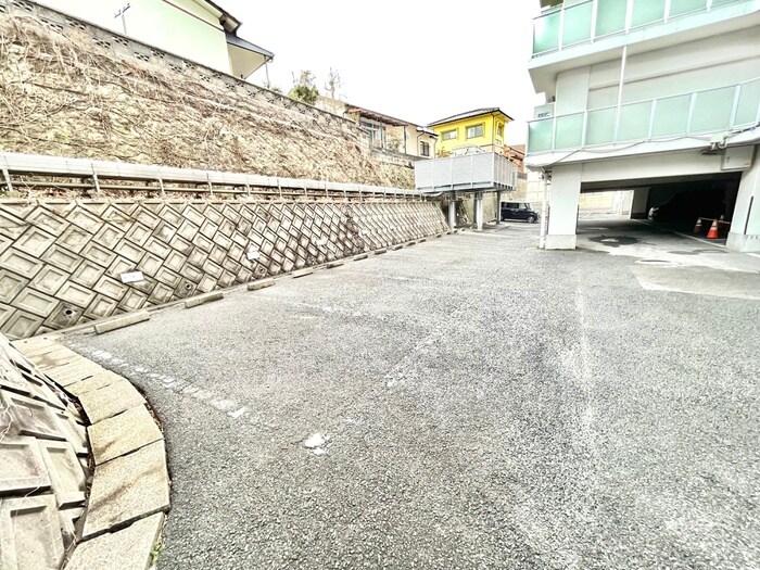 物件外観写真2　(駐車場)