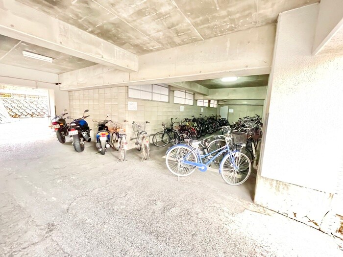 物件外観写真4　(駐輪場)