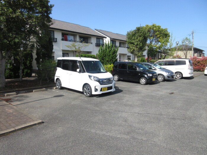 物件外観写真3　(駐車場)