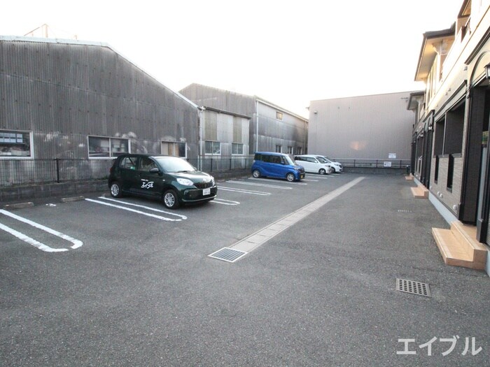 物件外観写真2　(駐車場)