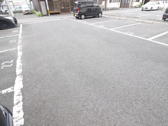 物件外観写真3　(駐車場)