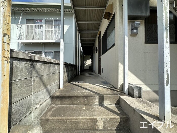 物件外観写真2　(エントランス部分)