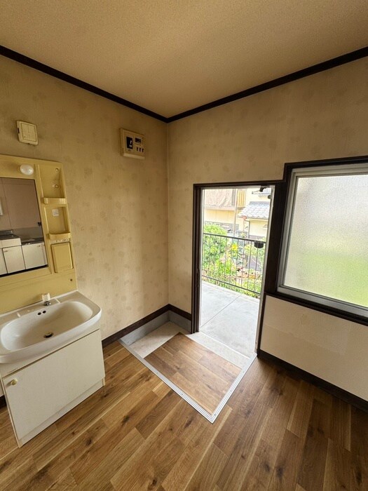 物件内観写真7　(玄関)