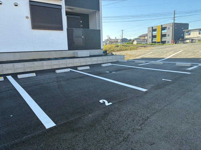 物件外観写真2　(駐車場)