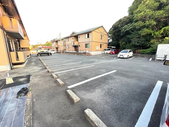 物件外観写真2　(駐車場)