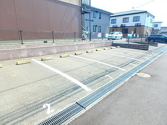 物件外観写真2　(駐車場)