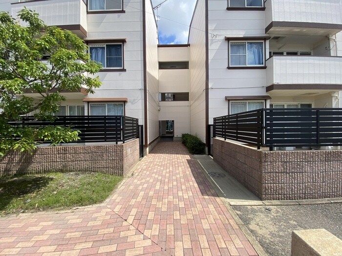 物件外観写真3　(エントランス部分)