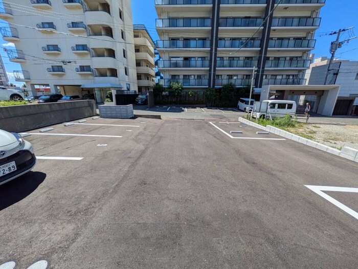 物件外観写真3　(駐車場)