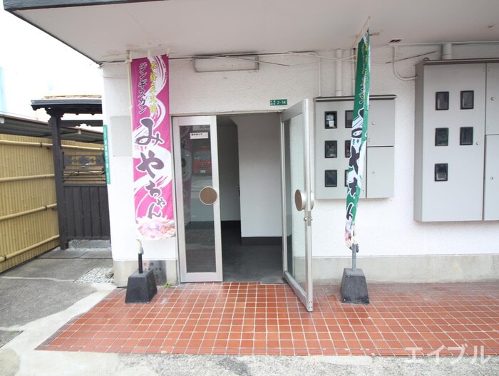 物件外観写真6　(エントランス部分)