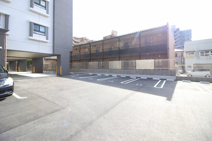 物件外観写真3　(駐車場)