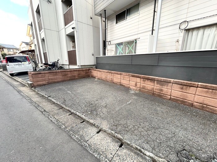 物件外観写真6　(駐車場)