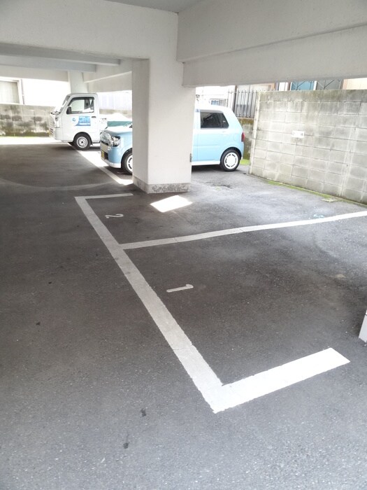 物件外観写真2　(駐車場)