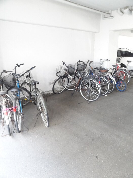 物件外観写真3　(駐輪場)