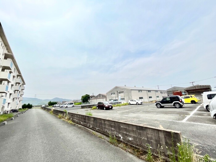 物件外観写真2　(駐車場)