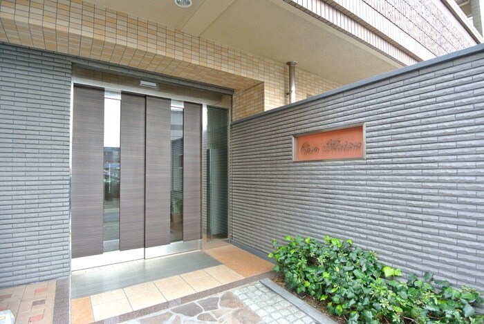 物件外観写真2　(エントランス部分)
