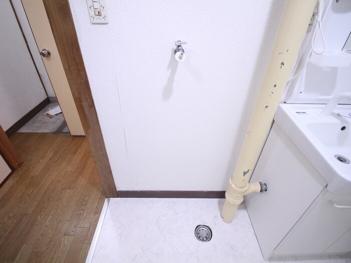 物件内観写真4　(洗濯機置場)