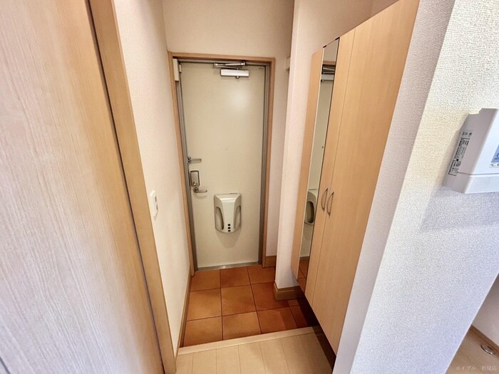 物件内観写真12　(玄関)