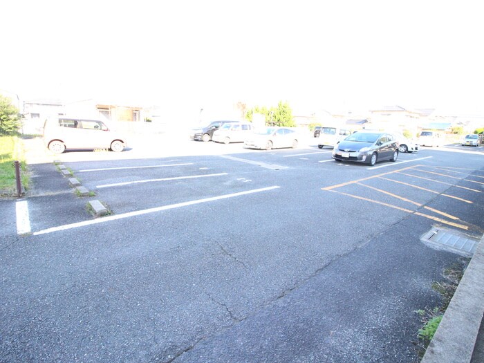 物件外観写真2　(駐車場)