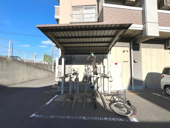 物件外観写真3　(駐輪場)