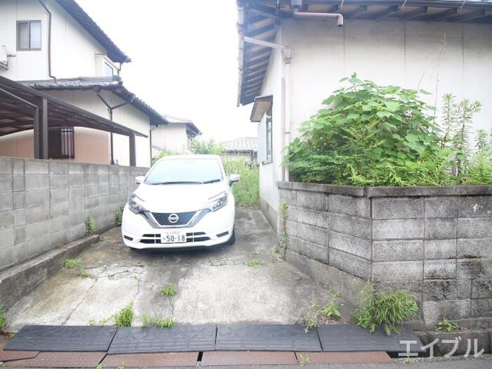 物件外観写真4　(駐車場)