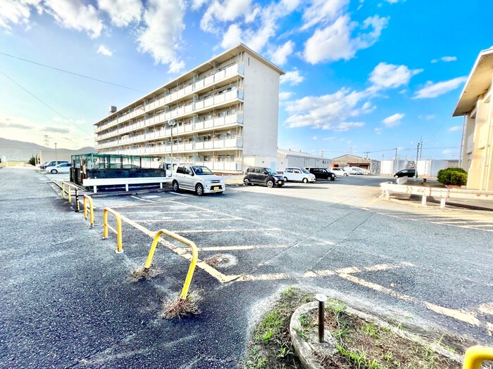 物件外観写真2　(駐車場)