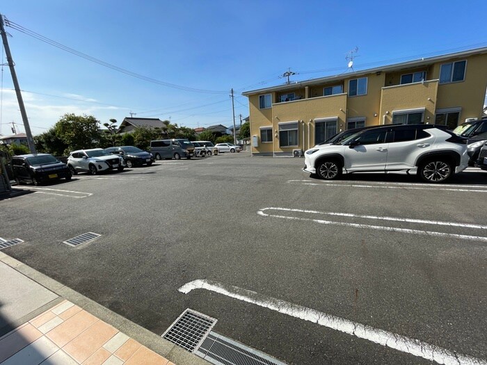物件外観写真2　(駐車場)