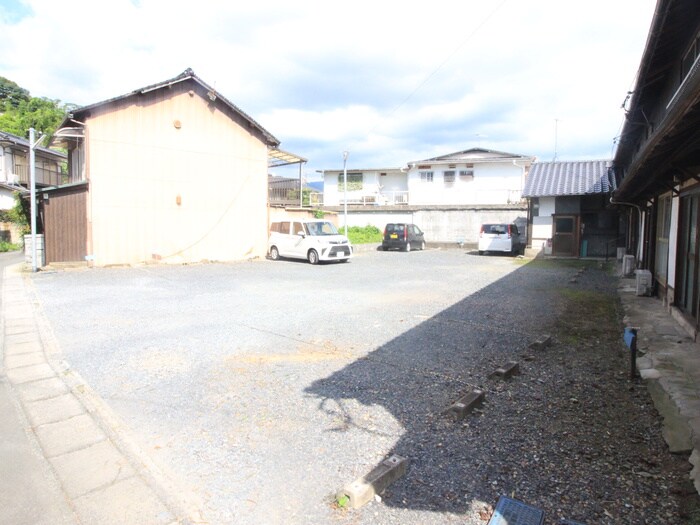 物件外観写真2　(駐車場)