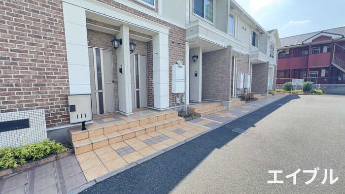 物件外観写真4　(エントランス部分)