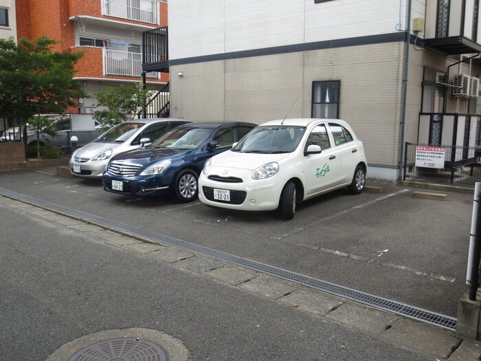 物件外観写真3　(駐車場)