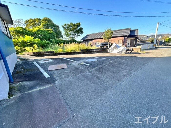 物件外観写真6　(駐車場)