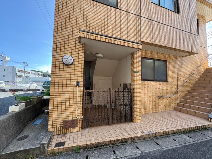 物件外観写真5　(エントランス部分)
