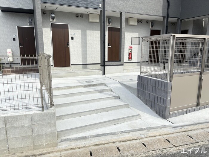 物件外観写真2　(エントランス部分)