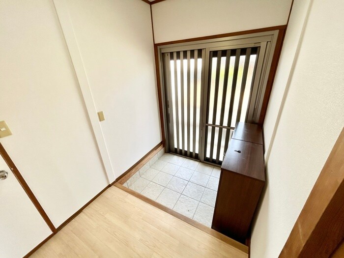 物件内観写真12　(玄関)