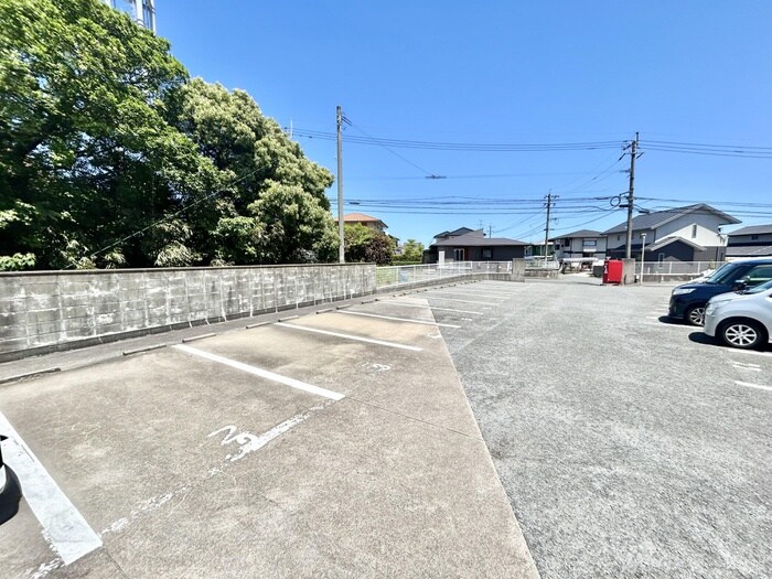 物件外観写真2　(駐車場)