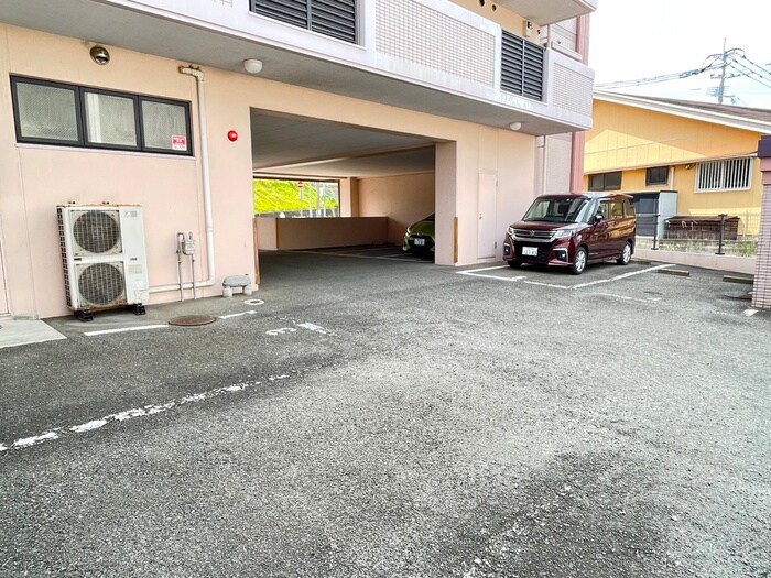 物件外観写真4　(駐車場)
