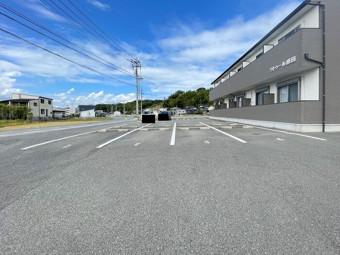 物件外観写真2　(駐車場)