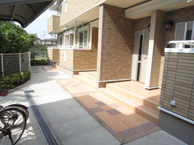 物件外観写真2　(エントランス部分)