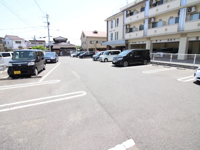 物件外観写真6　(駐車場)