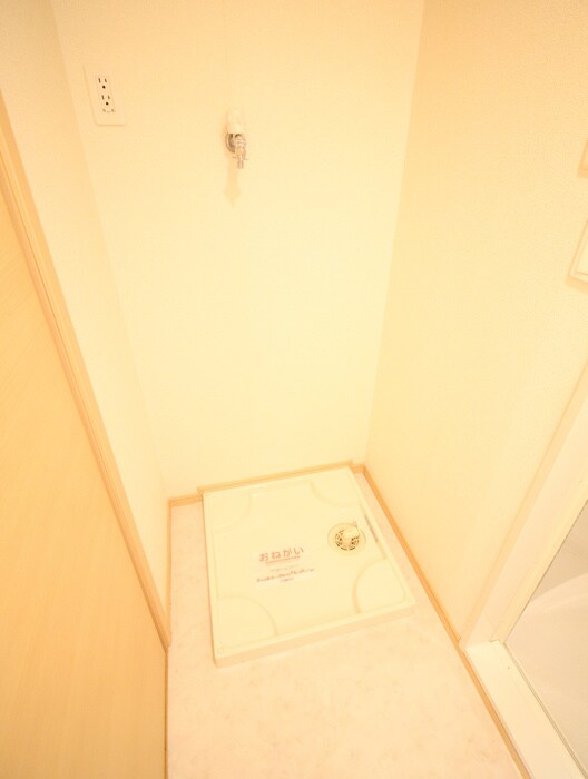 物件内観写真12　(洗濯機置場)