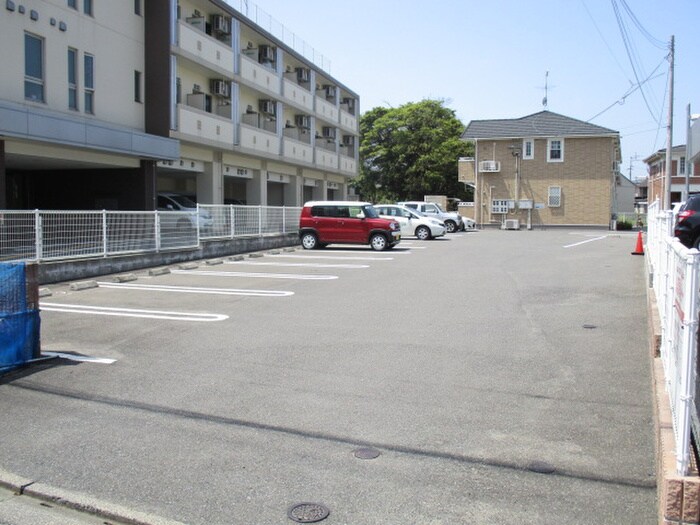 物件外観写真3　(駐車場)