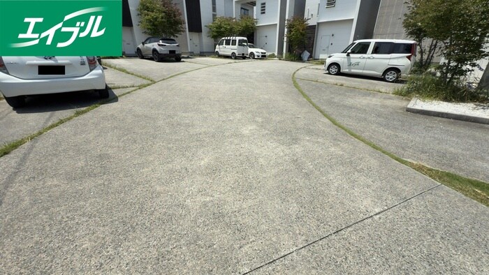 物件外観写真4　(駐車場)