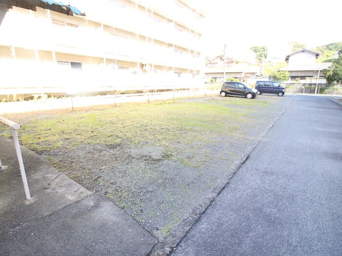 物件外観写真3　(駐車場)