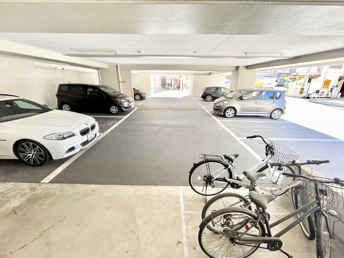 物件外観写真2　(駐車場)